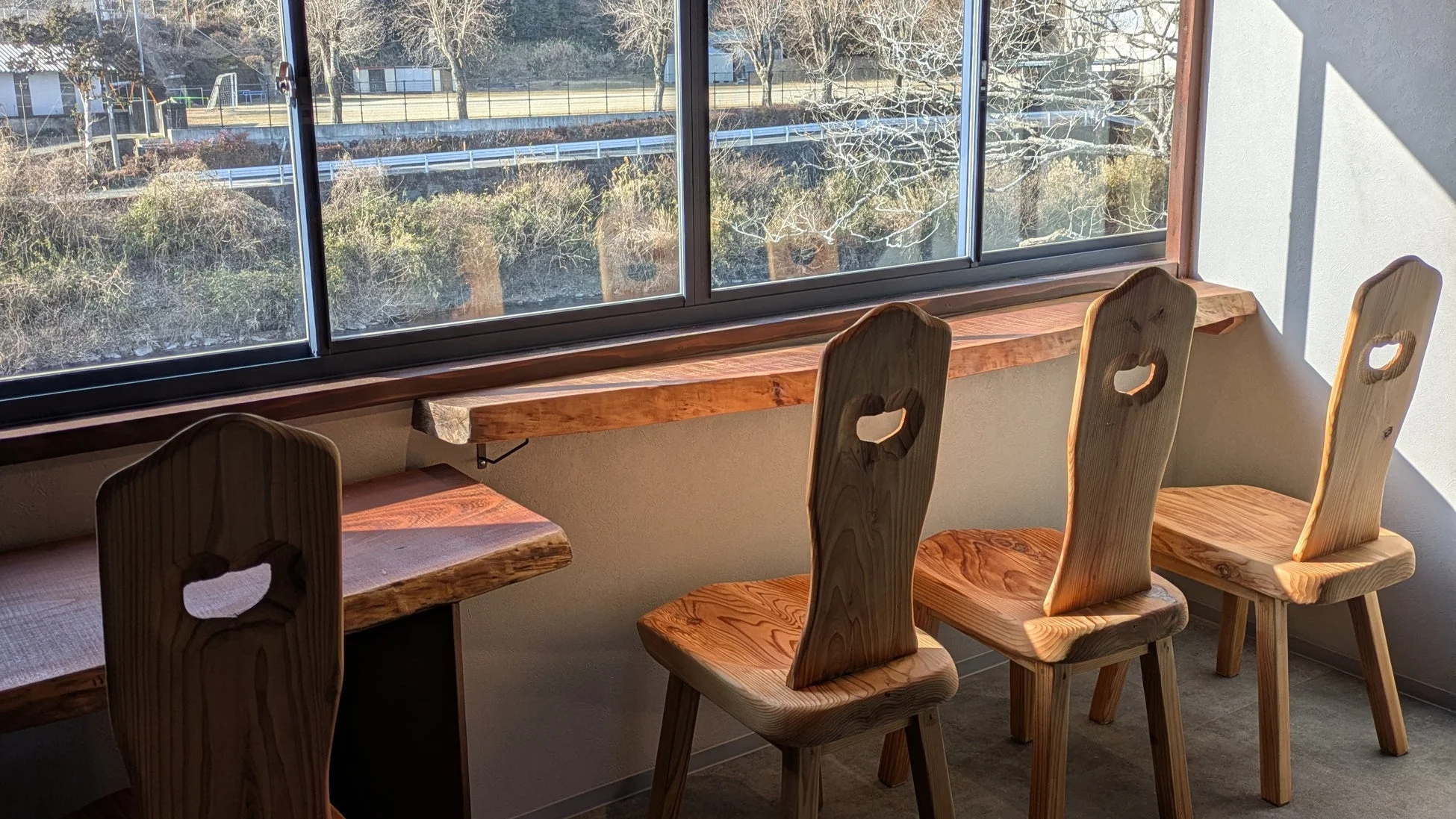 川を望む窓際のカウンターテーブル