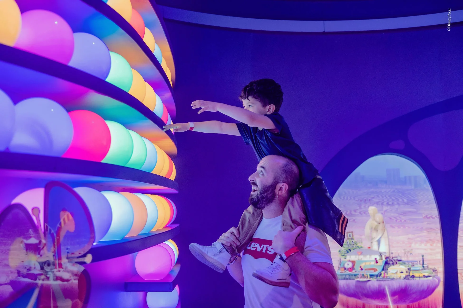 インタラクティブな光る球体の展示