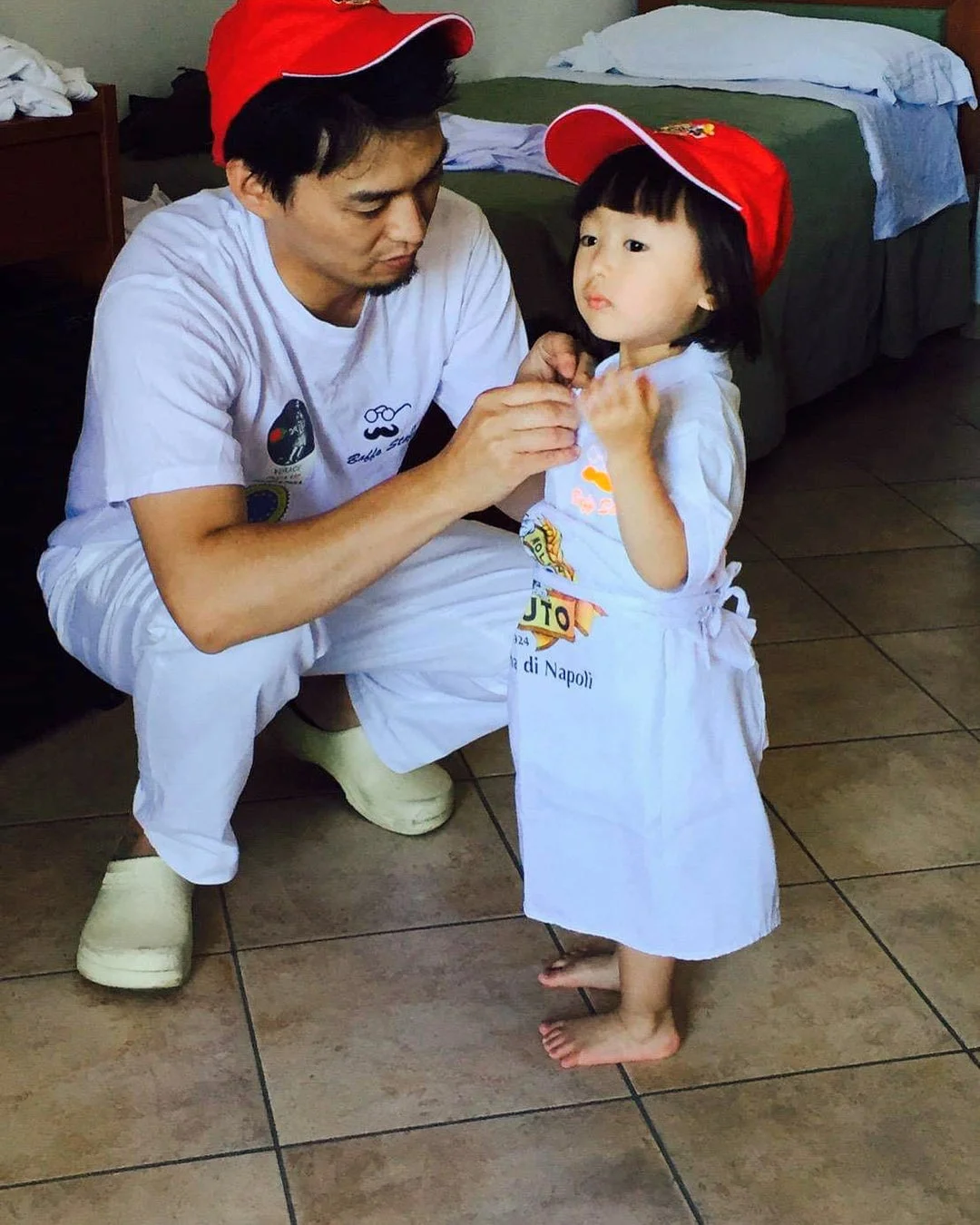 赤い帽子と白いエプロンをつけた親子