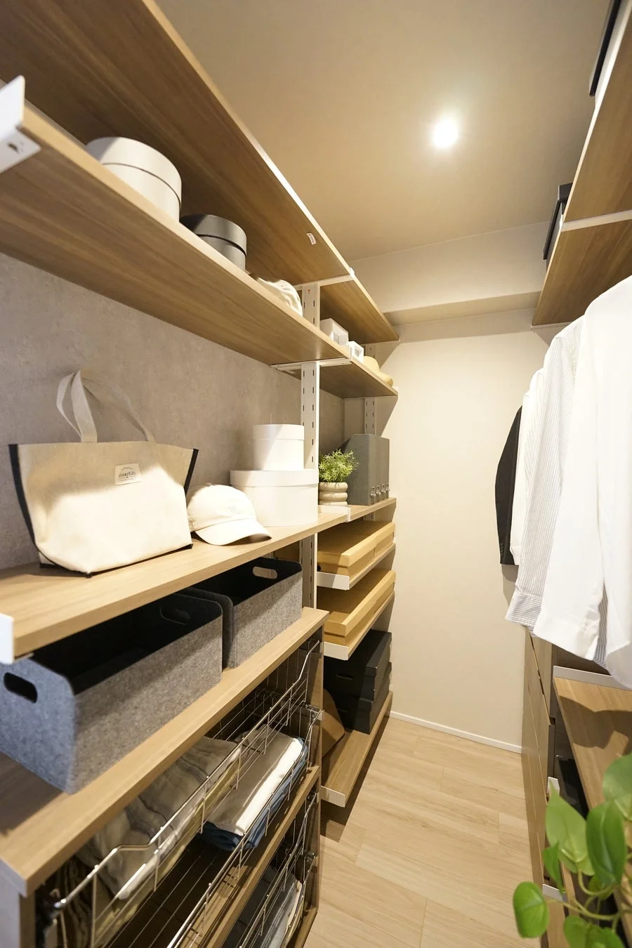 整理整頓されたウォークインクローゼット