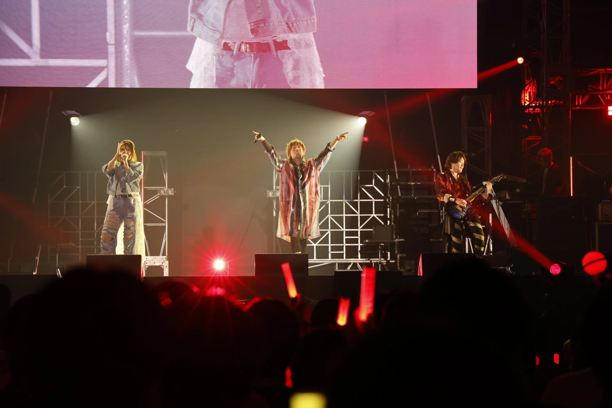 ライブコンサートのステージでパフォーマンスする鈴木このみとGRANRODEO