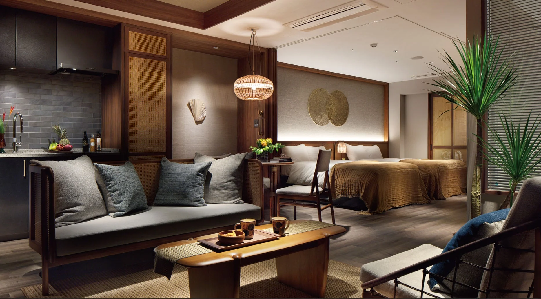 モダンなホテル客室のリビング、キッチン、ベッドルーム