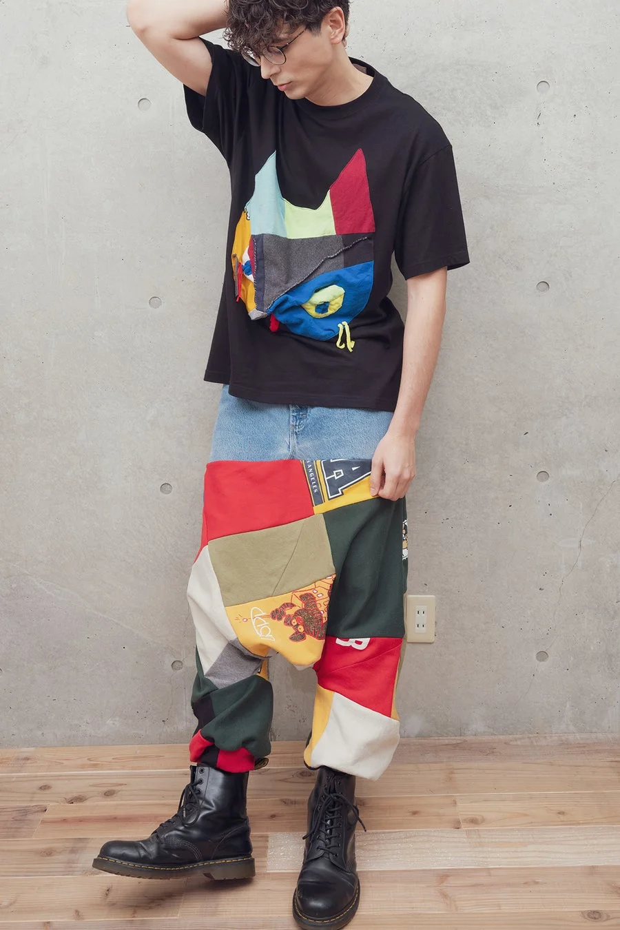男性モデル、パッチワークTシャツ