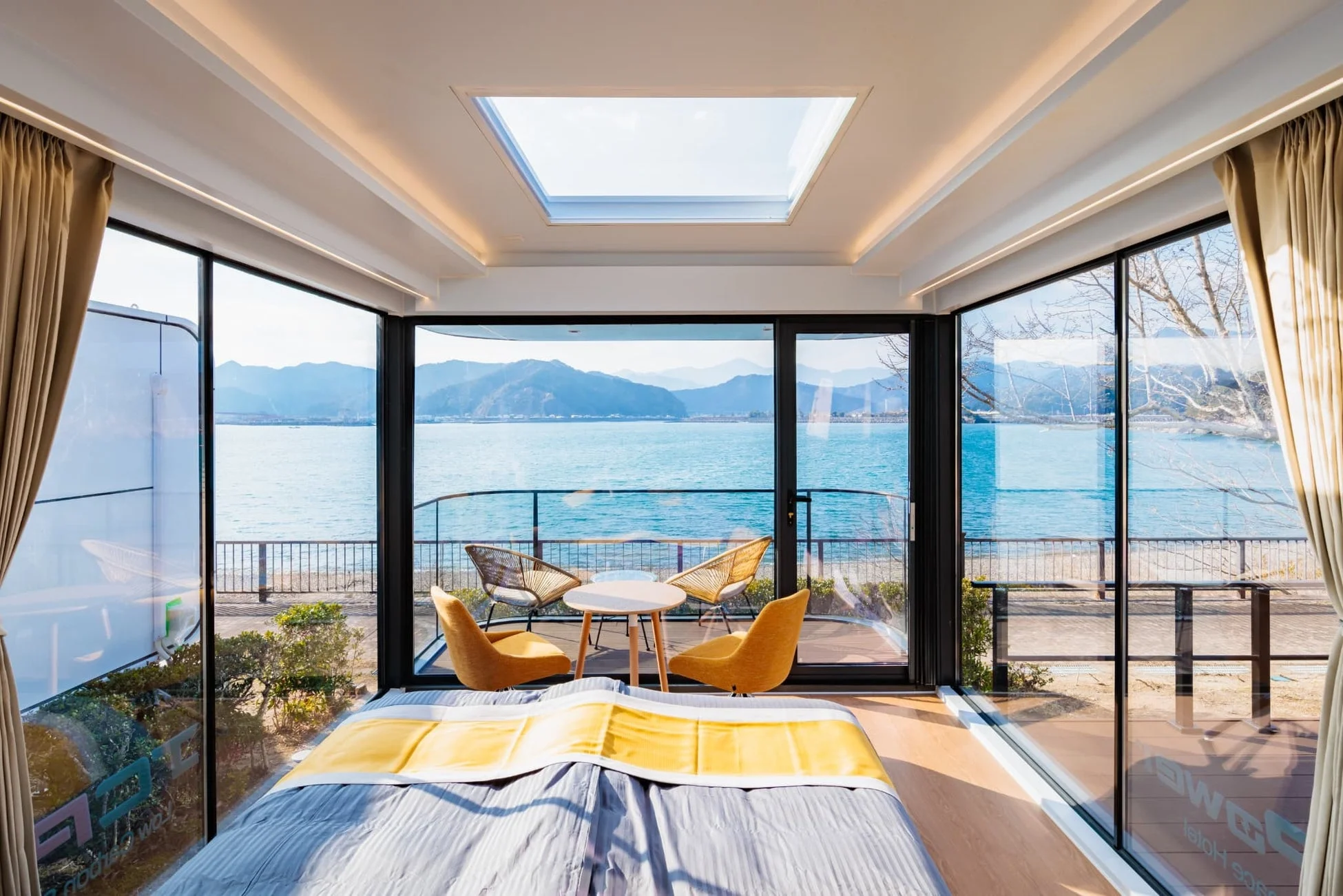 湖畔または海辺に位置するモダンなホテルの寝室