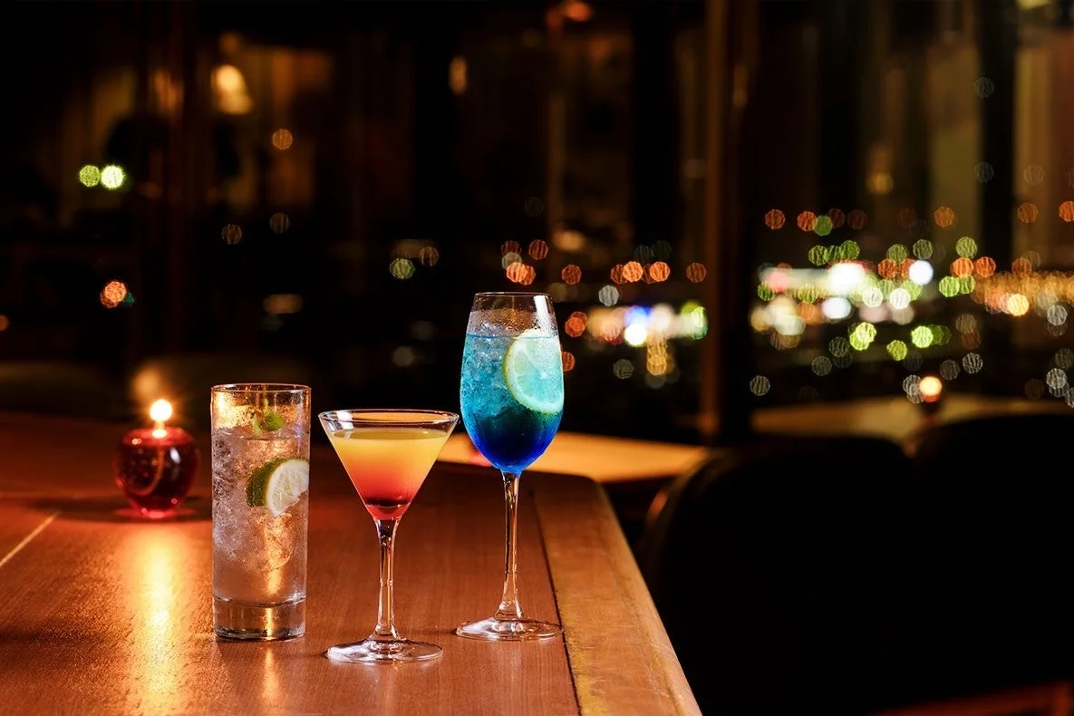 バーカウンターに並ぶカクテル