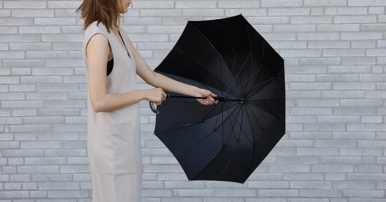 傘を閉じる女性