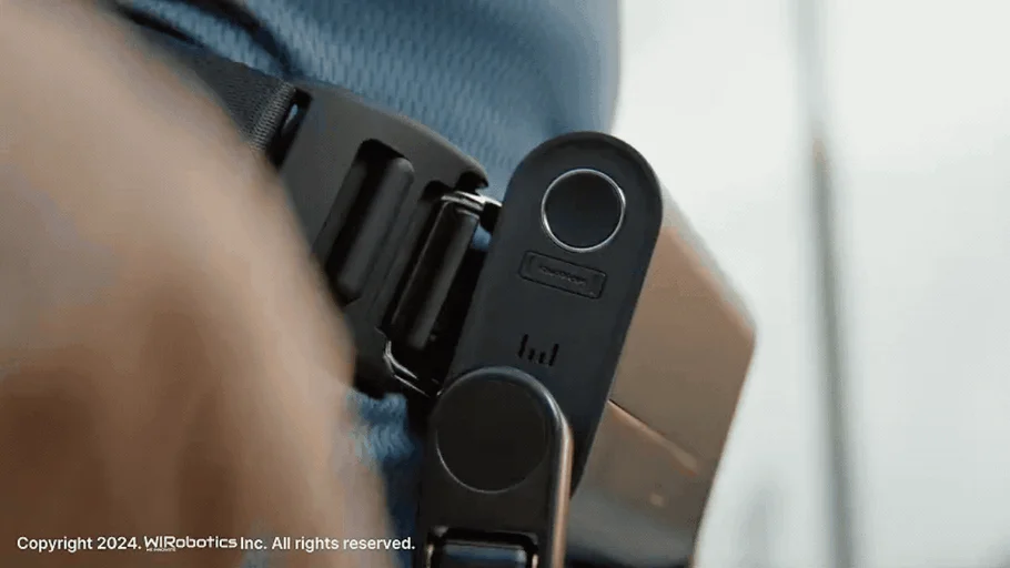 人の体に装着された黒いウェアラブルデバイスのクローズアップ