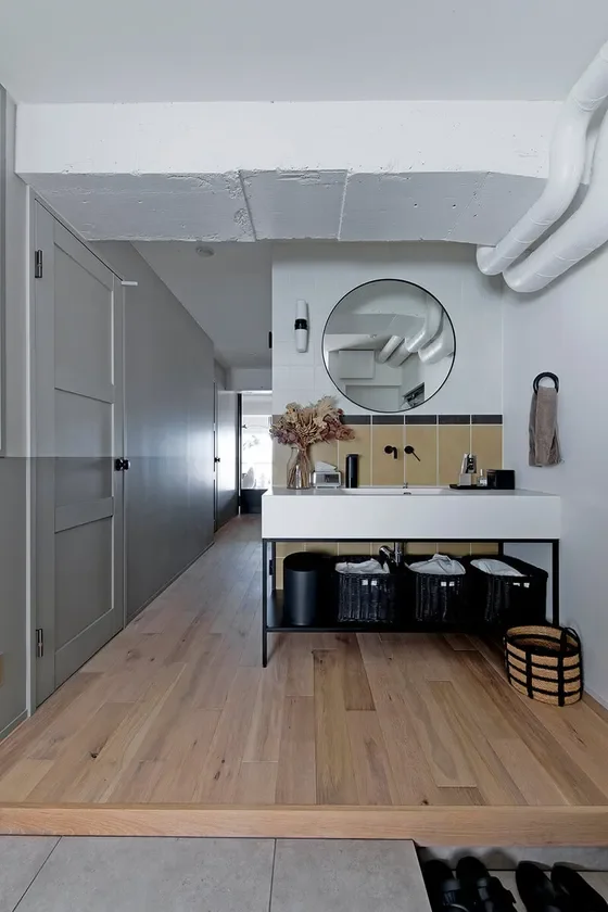 洗面台と鏡のあるモダンな洗面所