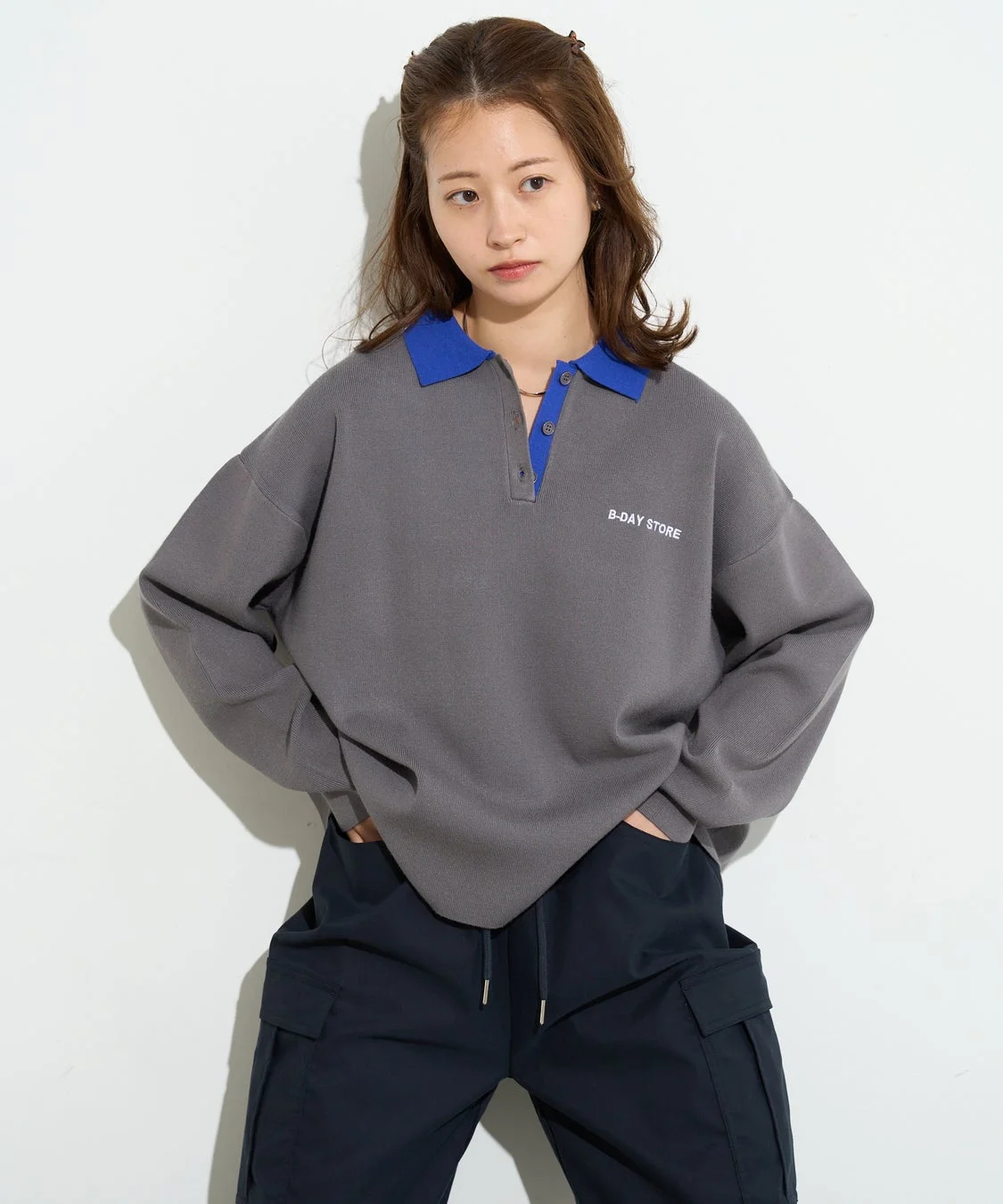 B-DAY STORE バイカラーポロニットを着用した女性モデル