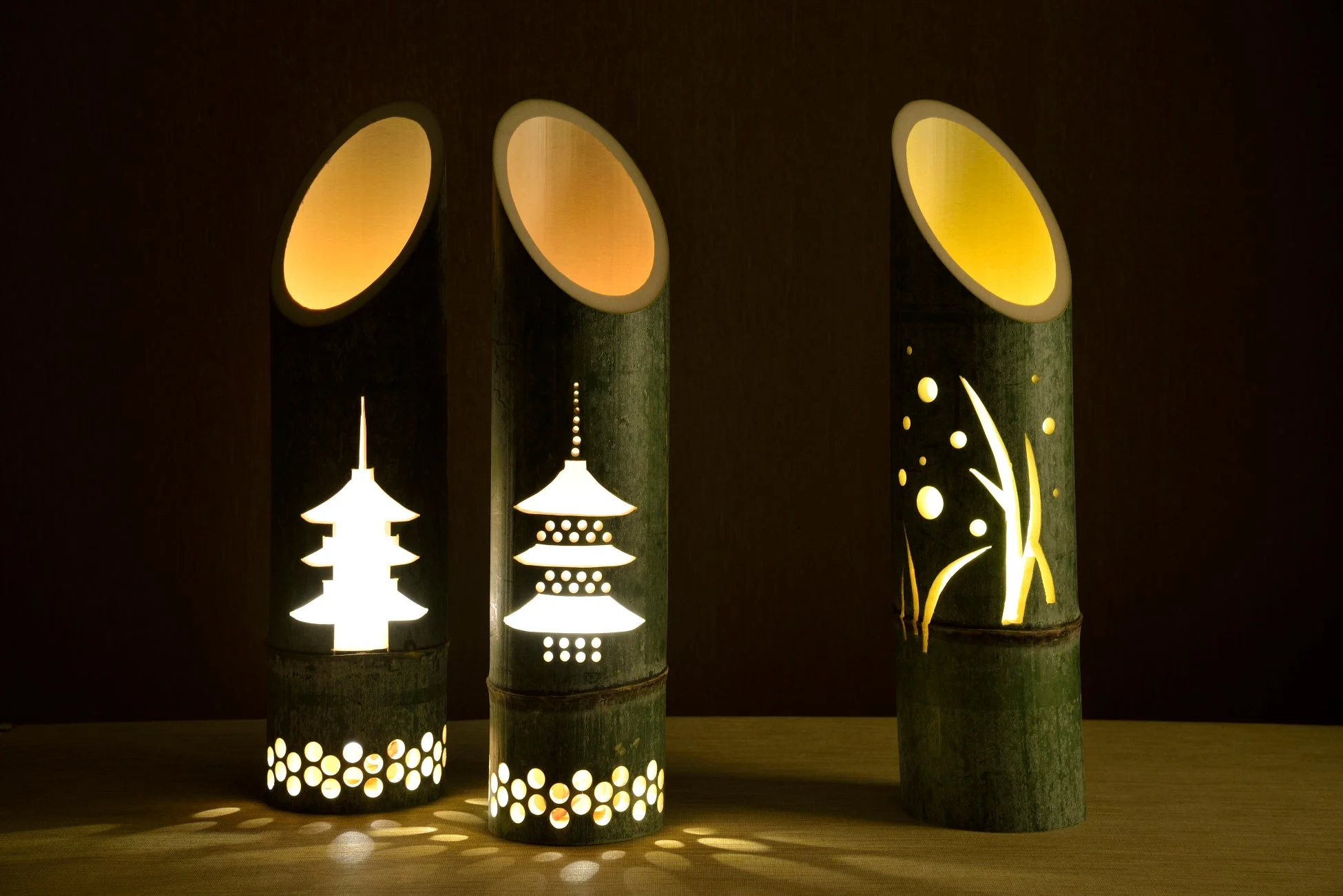 竹灯籠が並ぶ夜の庭園