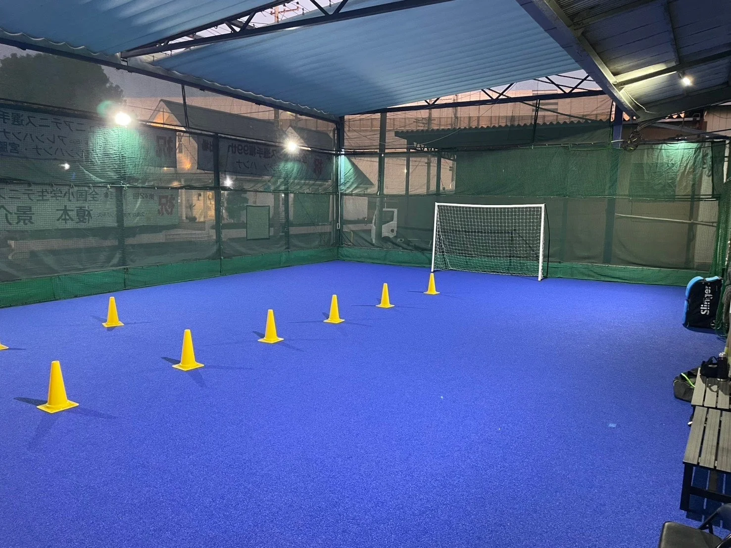屋内フットサルコートとトレーニングコーン