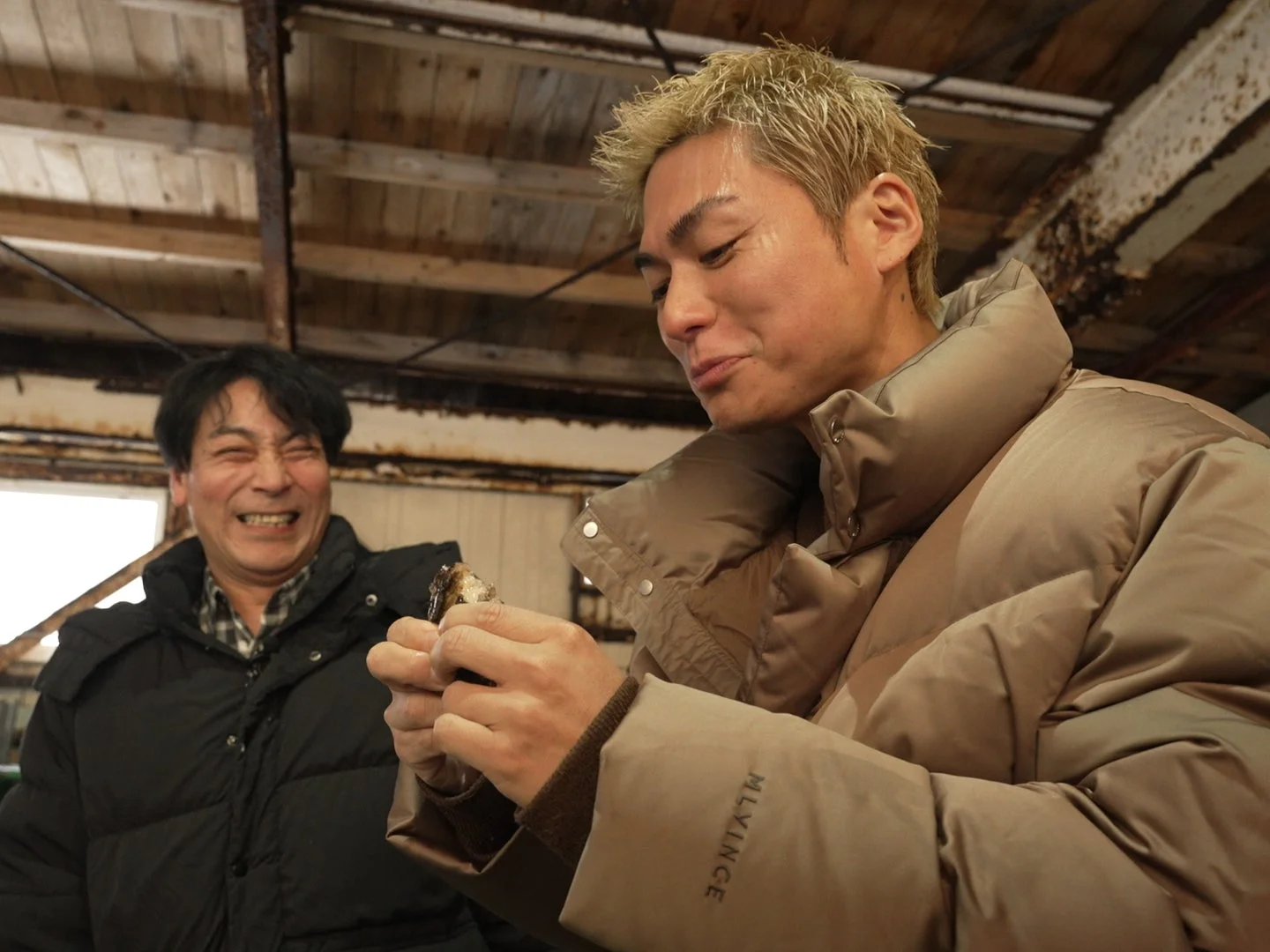 EXILE SHOKICHIさんとシェフ韓洋さんの試食風景