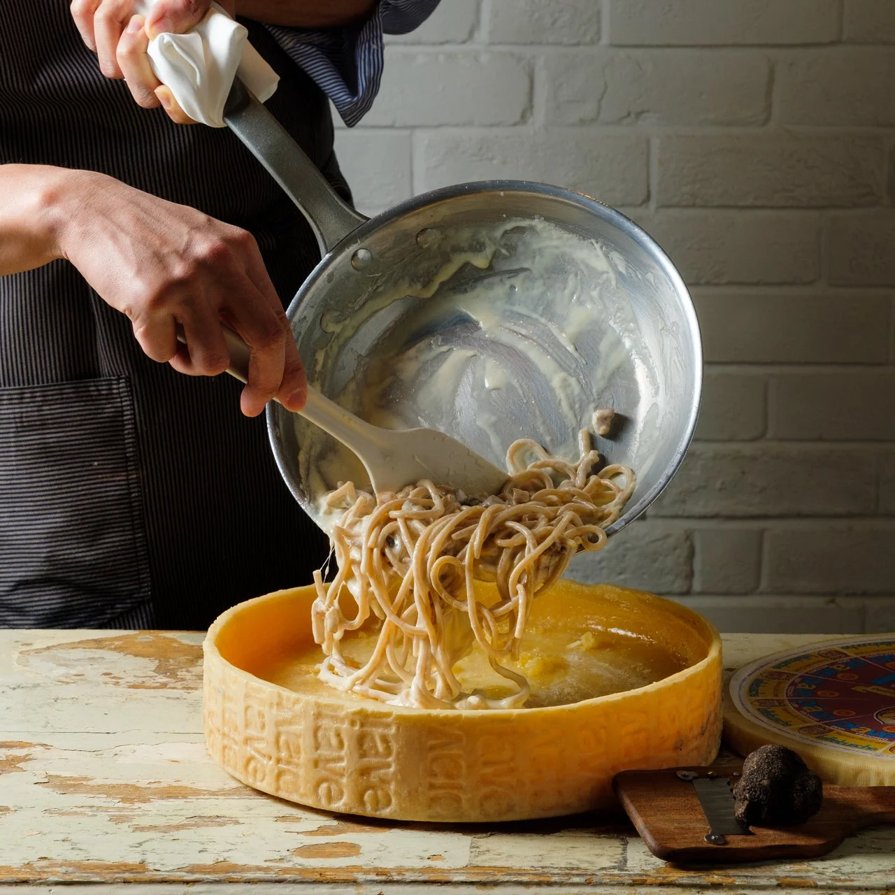 チーズにパスタを投入する様子