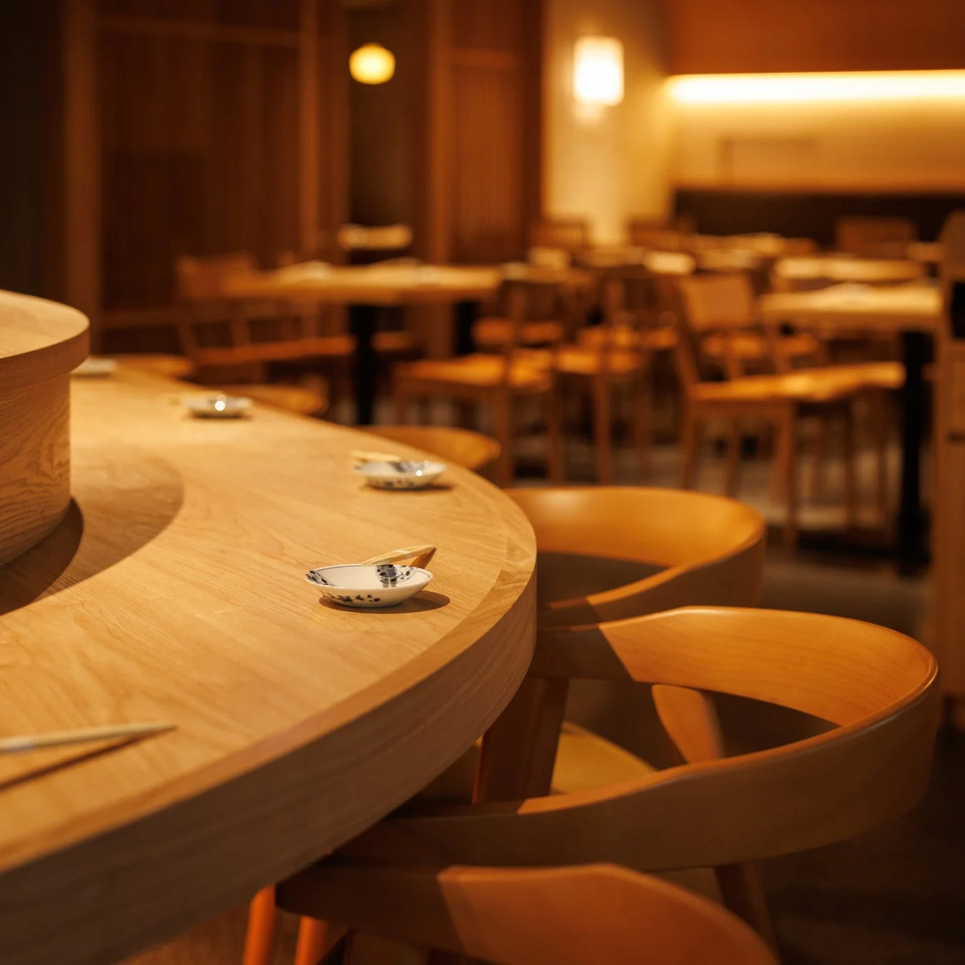 カウンター席が並ぶ落ち着いた雰囲気の店内