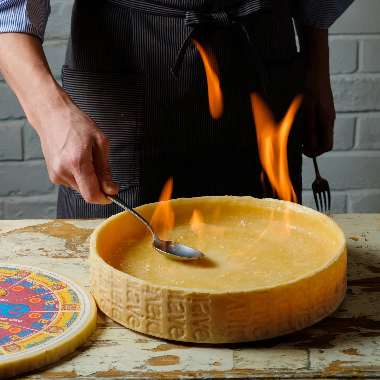 炎のチーズパスタの調理風景