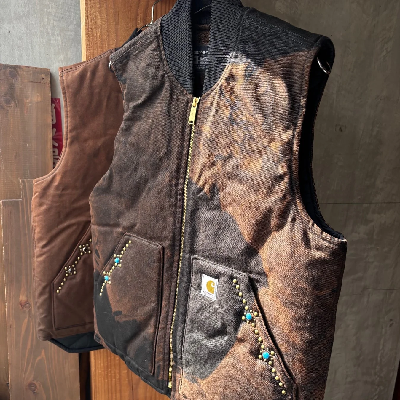 カスタムされたCarharttのブラウン系ワークベスト