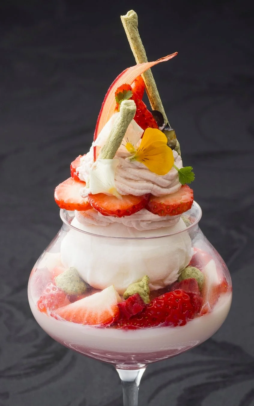 苺とルバーブと杏仁のパフェの構成