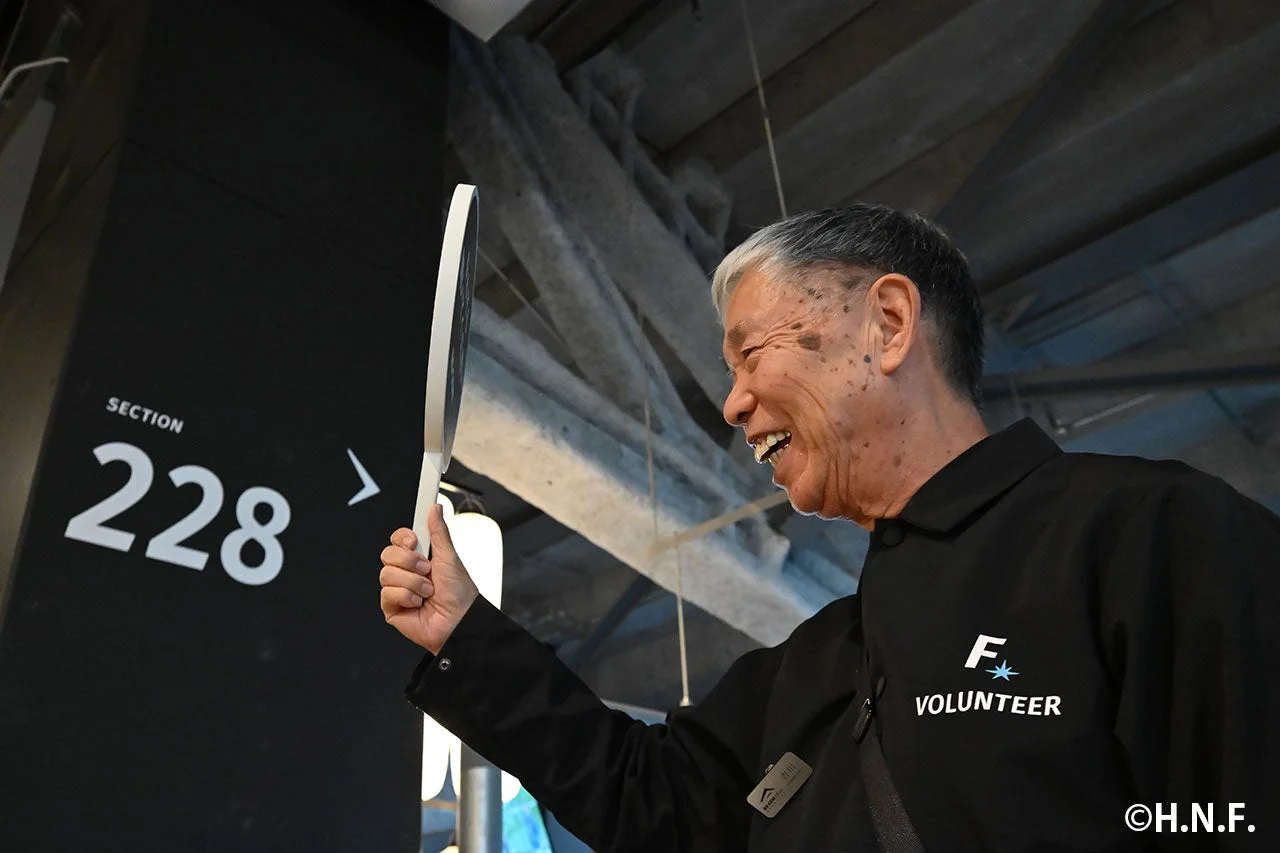 ボランティアユニフォームの男性