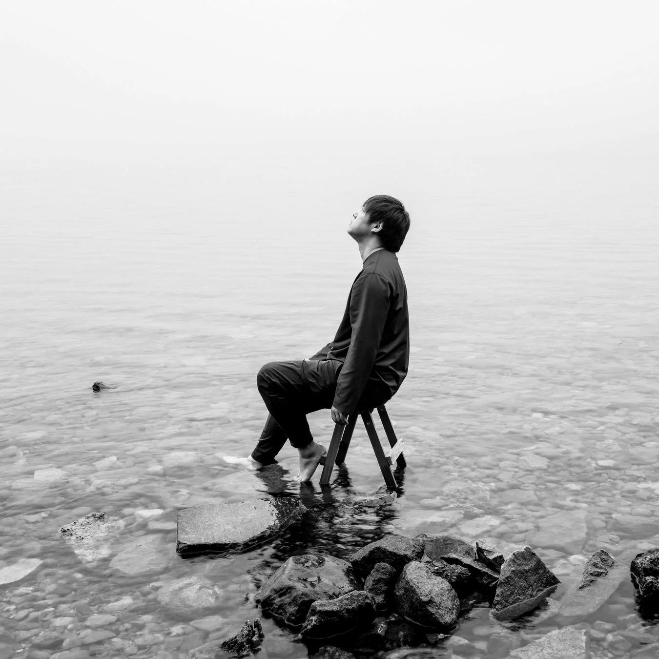 モノクロ、水辺の人物