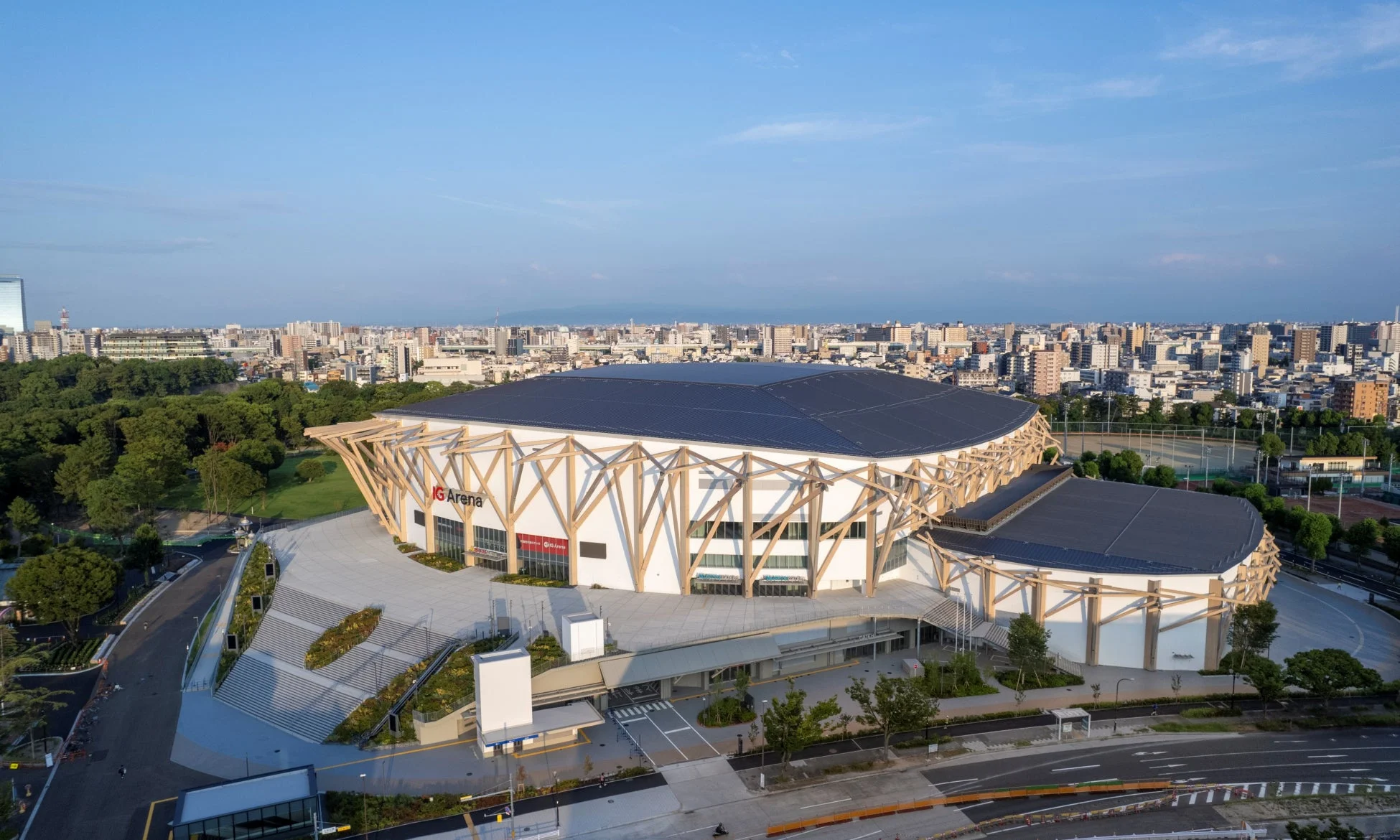 青空の下、近代的なデザインのIGアリーナを上空から捉えた画像