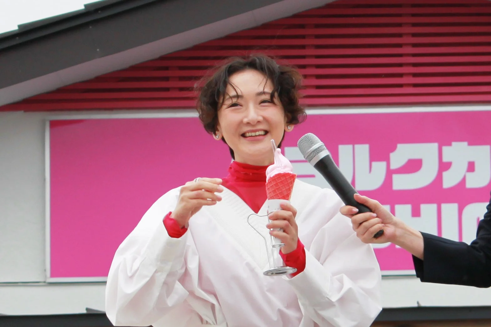 生駒里奈さんがソフトクリームスリーブを発表