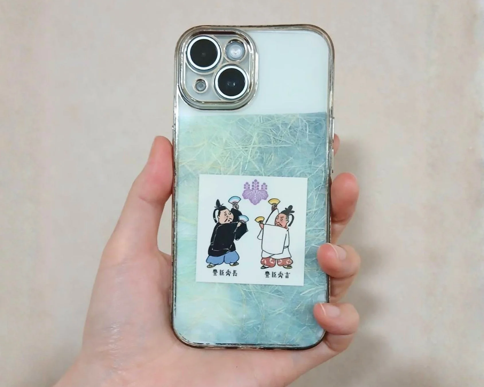 スマートフォンに貼られた豊臣秀長と豊臣秀吉のステッカー