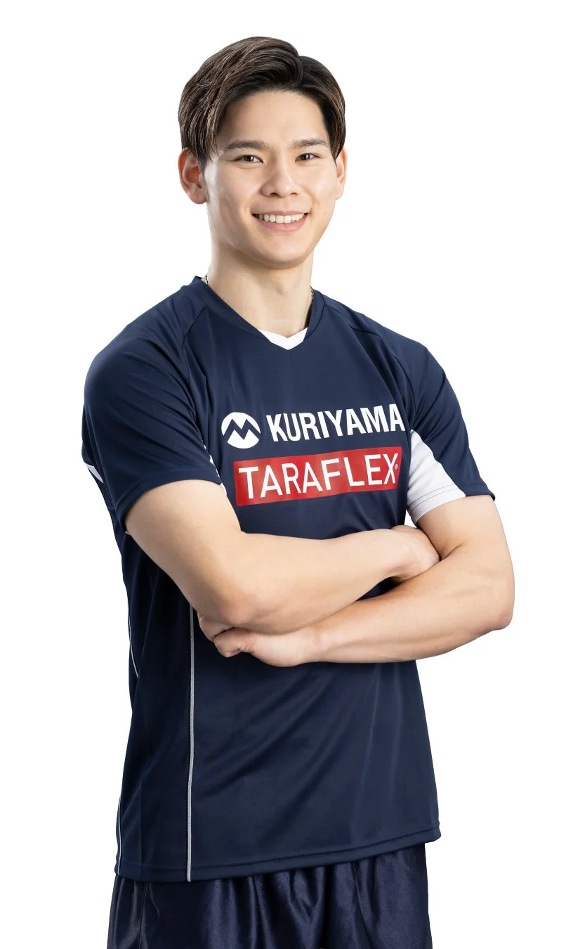 紺色のスポーツウェアを着て笑顔で腕組みをする西田有志選手