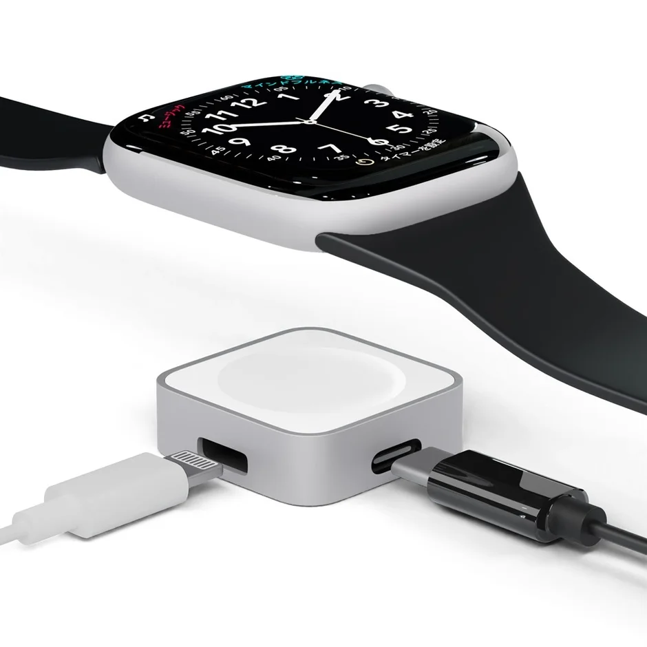 Apple Watchと多機能な充電ハブが写っています。充電ハブにはLightningとUSB-Cケーブルが接続されており、Apple Watchを充電している様子が示されています。