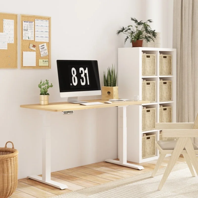 明るい部屋に設置されたモダンな昇降デスクのあるホームオフィスです。PC、観葉植物、収納棚が配置され、整理整頓された快適な作業空間が表現されています。