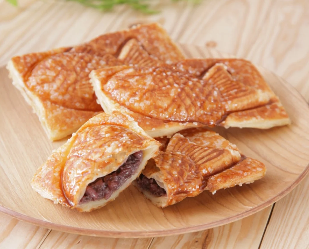 たい焼き,パイ生地,あんこ,和菓子,スイーツ,デザート,木皿,食べ物,甘い,おやつ