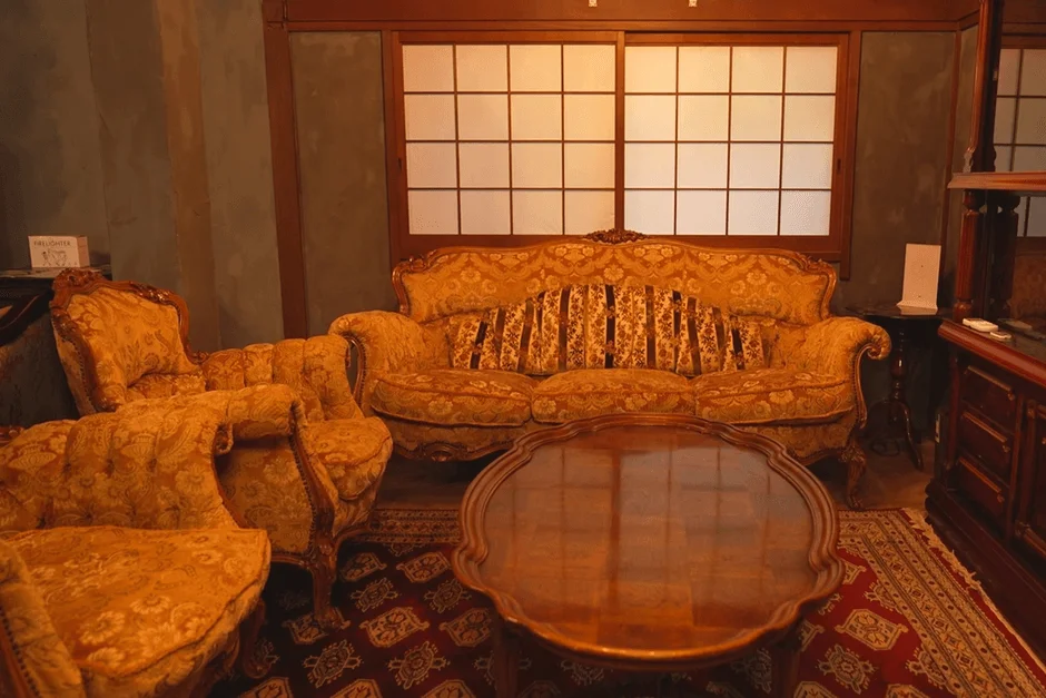 金色のソファと和洋折衷の部屋