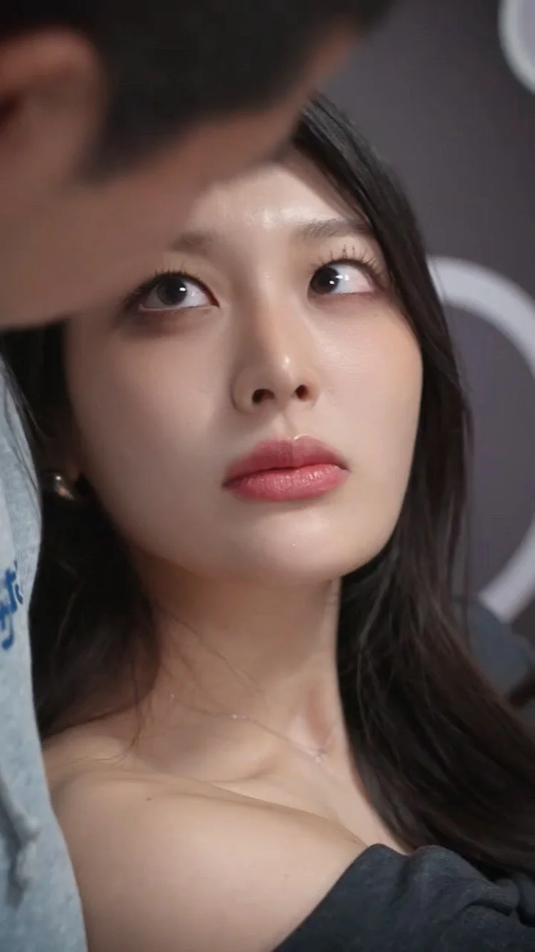 女性のクローズアップシーン