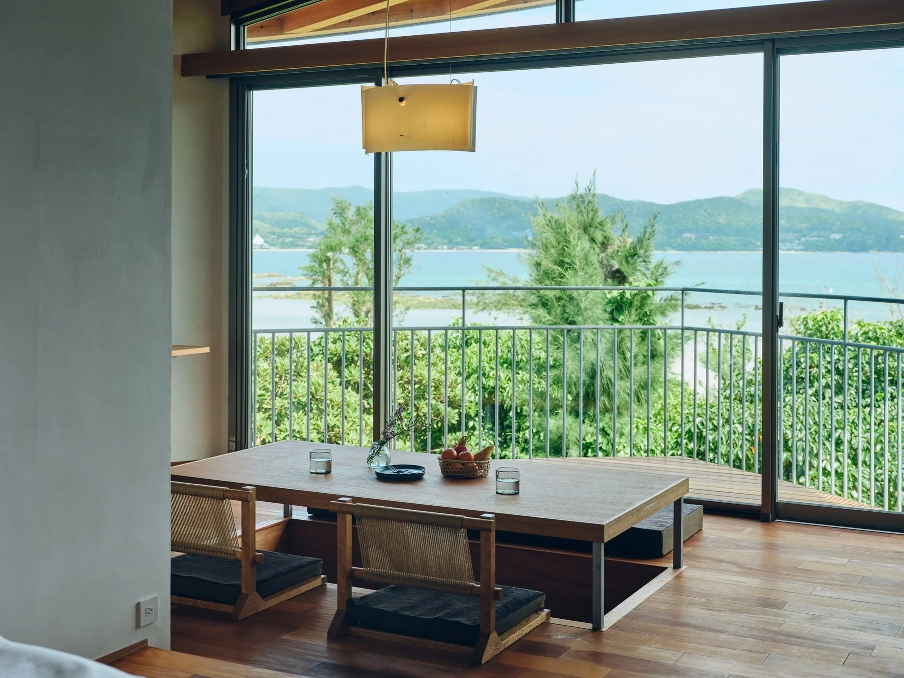 海と緑の絶景が広がる窓辺のリビングルーム