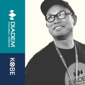 笑顔で写る男性コーチのポートレート