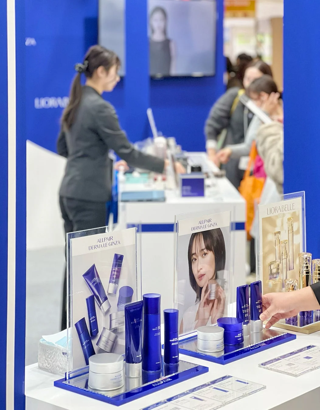 展示ブースでの商談風景