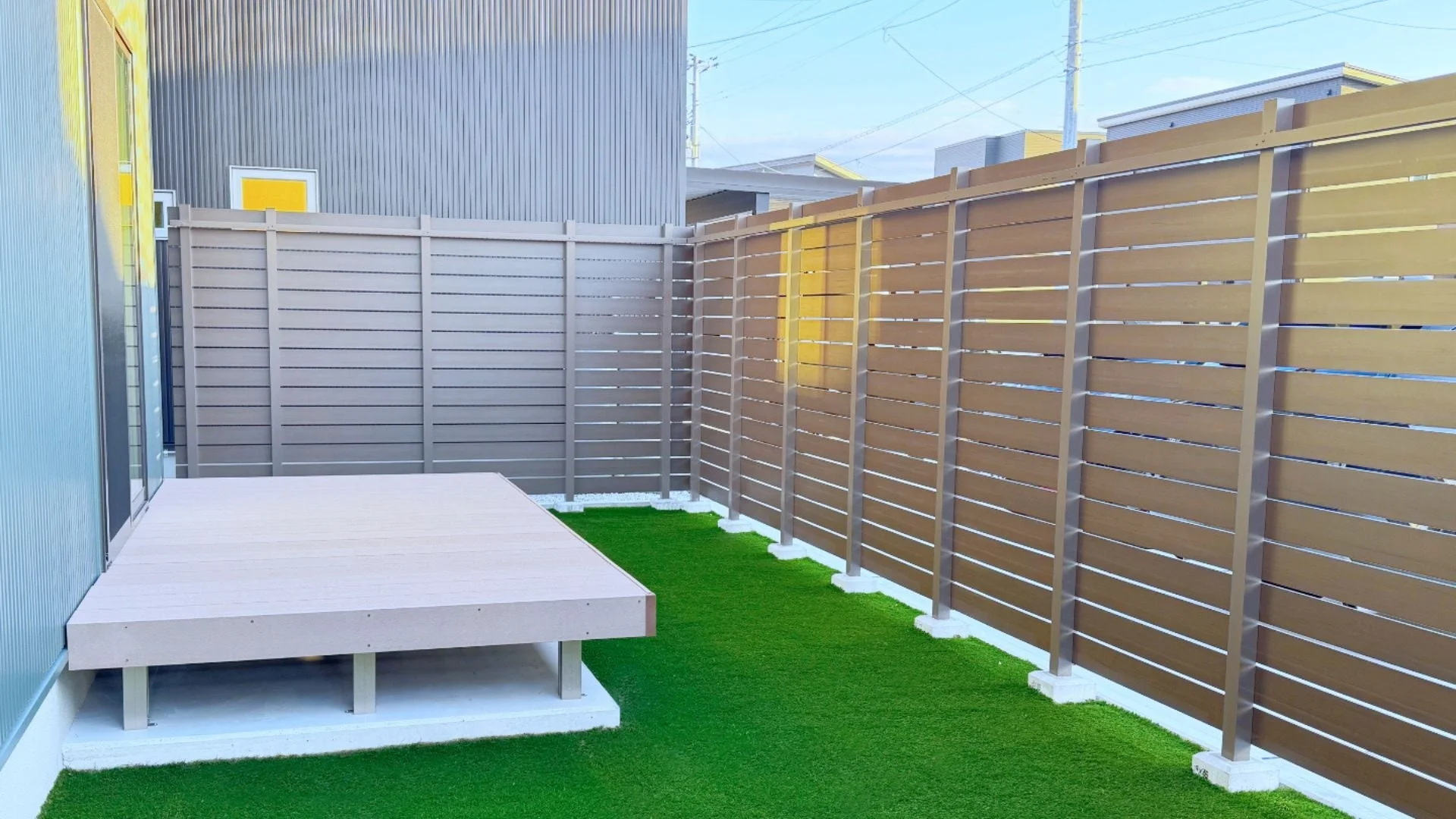 人工芝とウッドデッキのアウトドアリビング