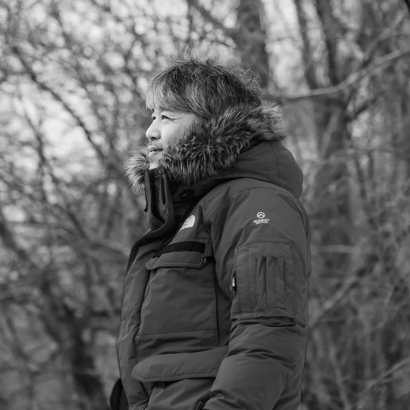 モノクロ、冬の男性