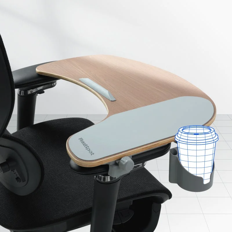 オフィスチェアのアームレストに装着された木目調のデスクとカップホルダーの画像です。PC作業や読書に便利な、人間工学に基づいたデザインが特徴です。