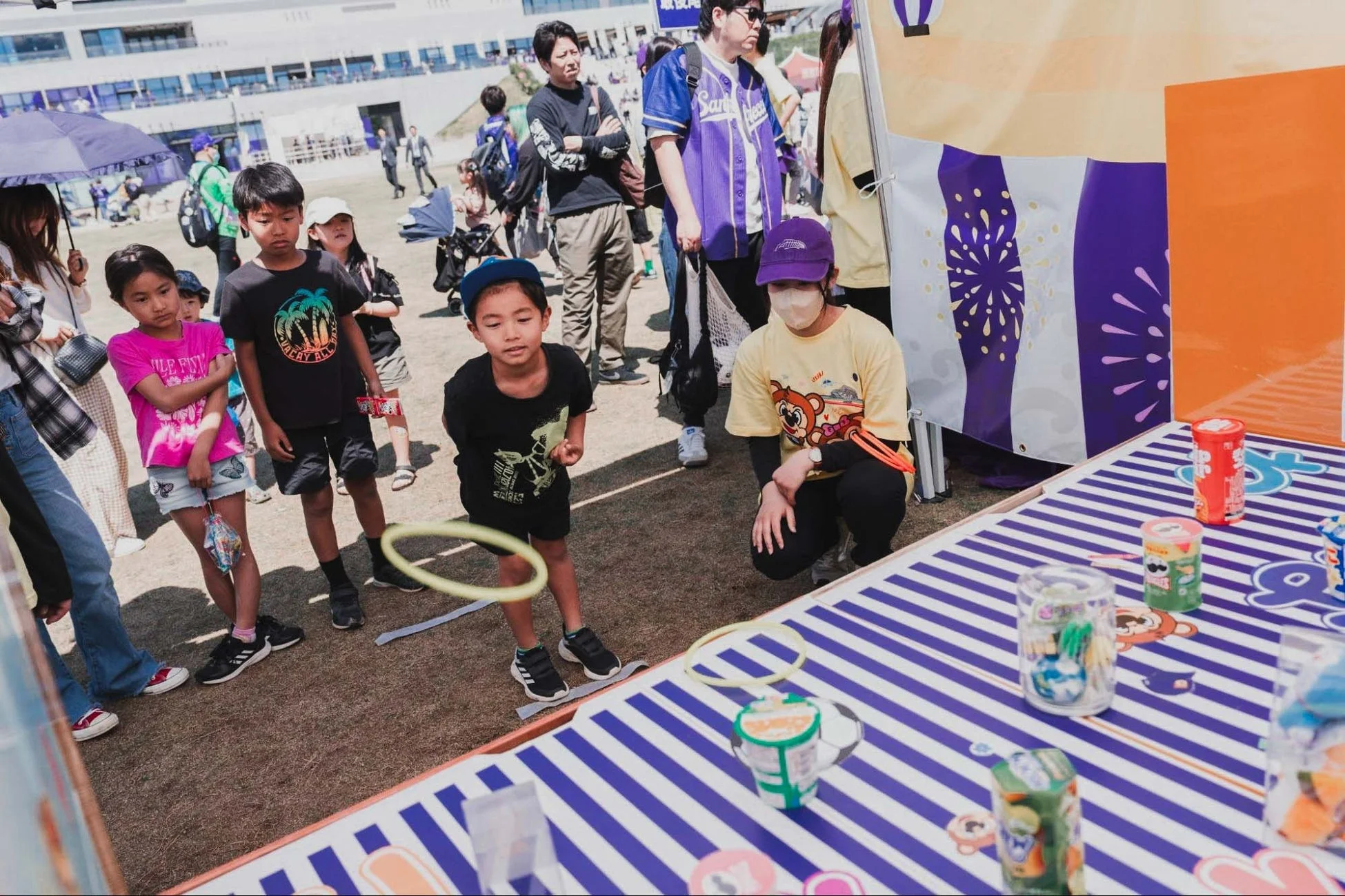 輪投げを楽しむ子どもたち