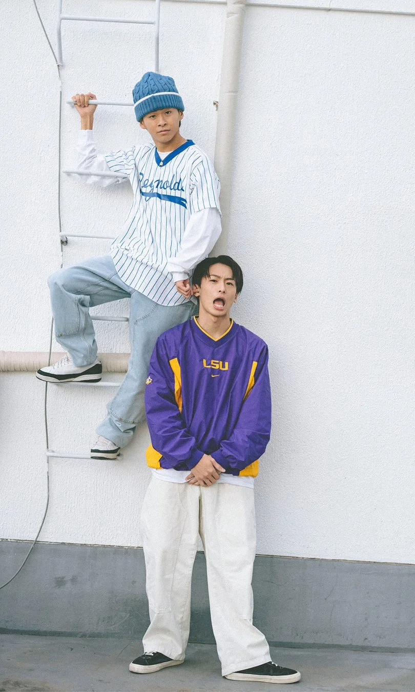 ストリートファッションに身を包んだ2人の男性