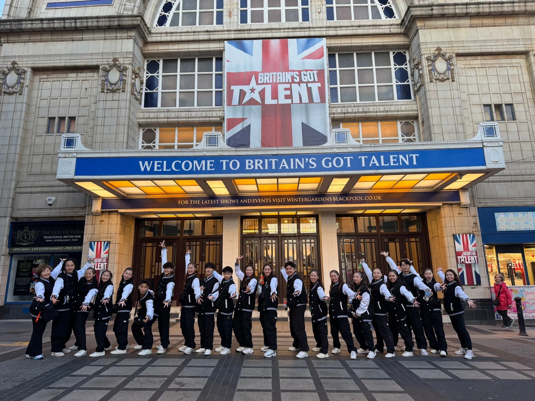 BRITAIN'S GOT TALENTの会場前でポーズを決めるWORLD WINGSのメンバー