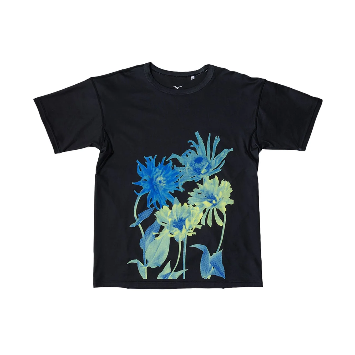 黒い半袖Tシャツで、鮮やかな青と黄色の花柄プリントが特徴です。首元にはミズノのロゴが見えます。