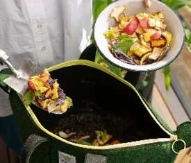 生ごみをコンポストバッグに入れる様子