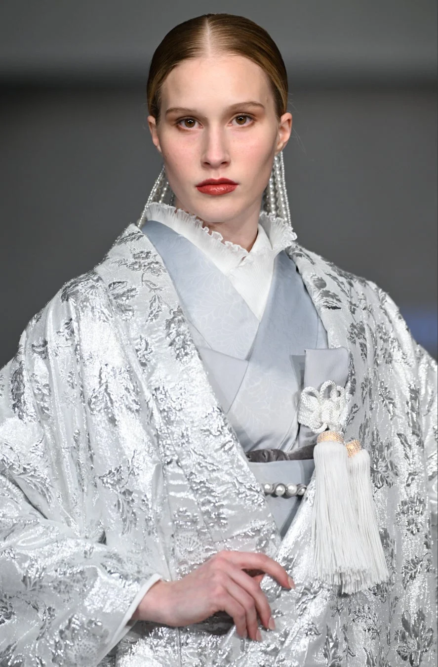 銀色のモダンな着物風衣装