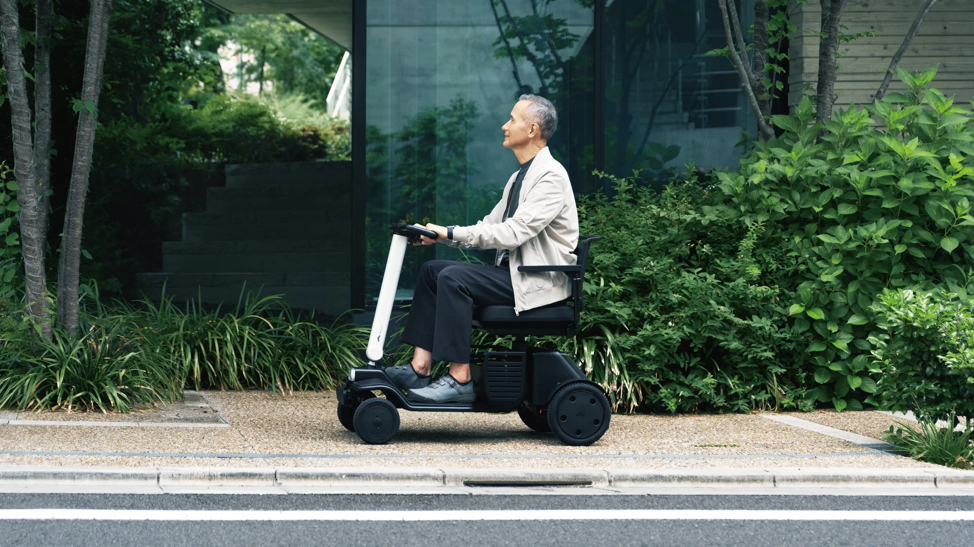 高齢の男性がWHILLに乗って移動する様子