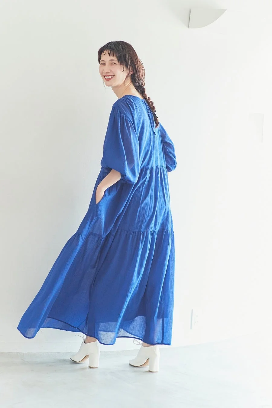 青いワンピースを着た女性モデル