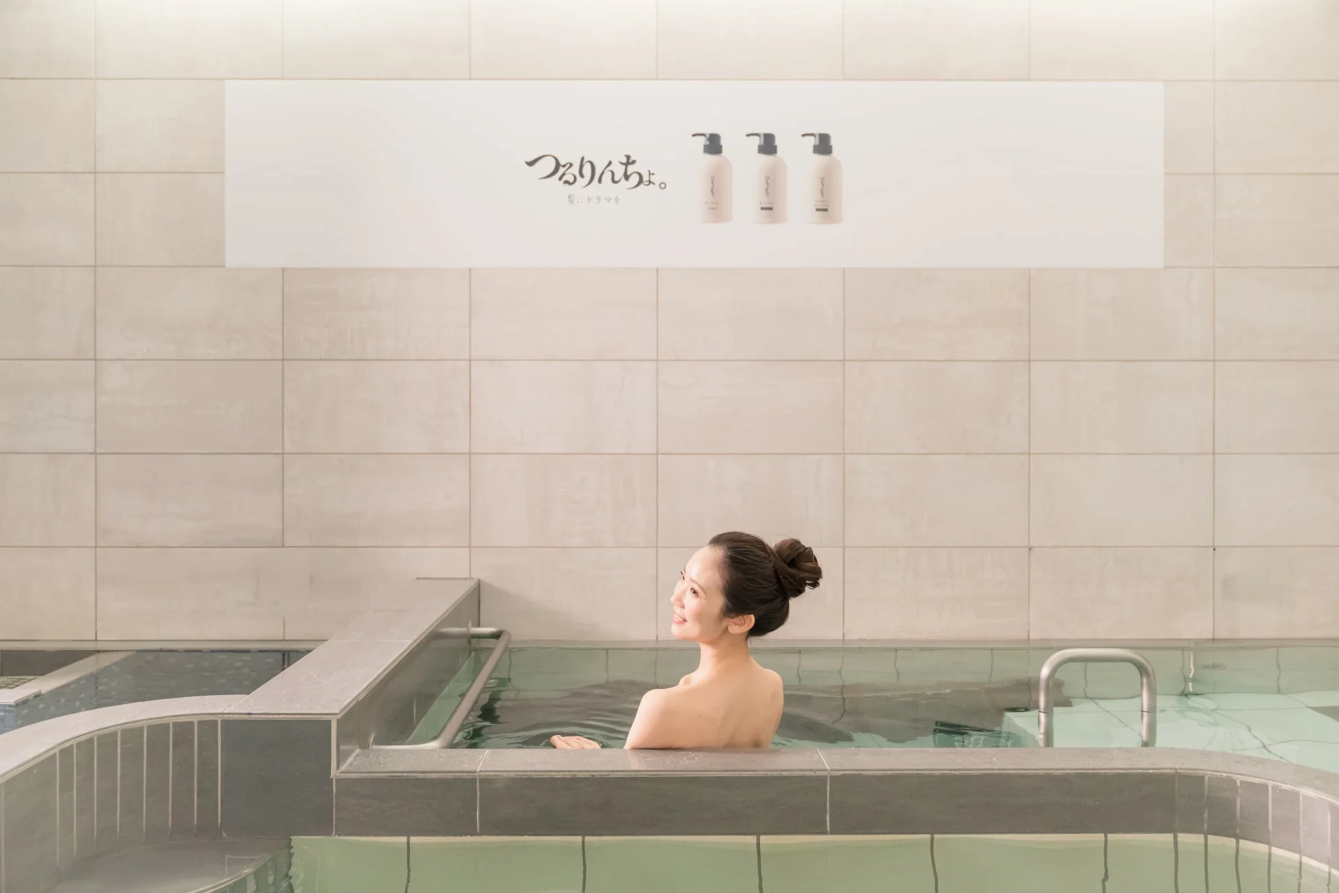 湯船に浸かる女性