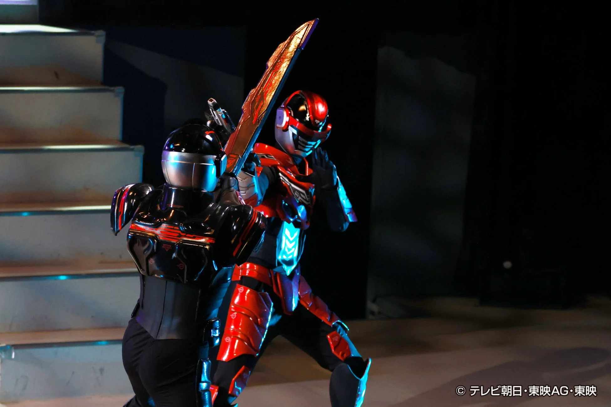 赤いパワードスーツのヒーロー