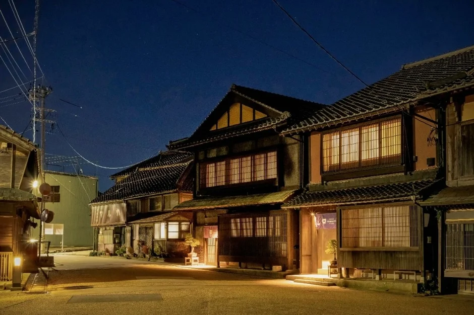 夜の日本の街並み