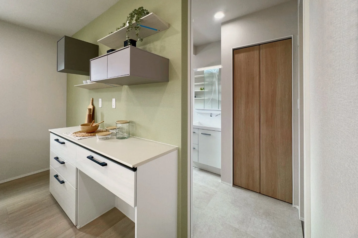 明るいグリーンのアクセントクロスが特徴的なモダンなインテリア空間